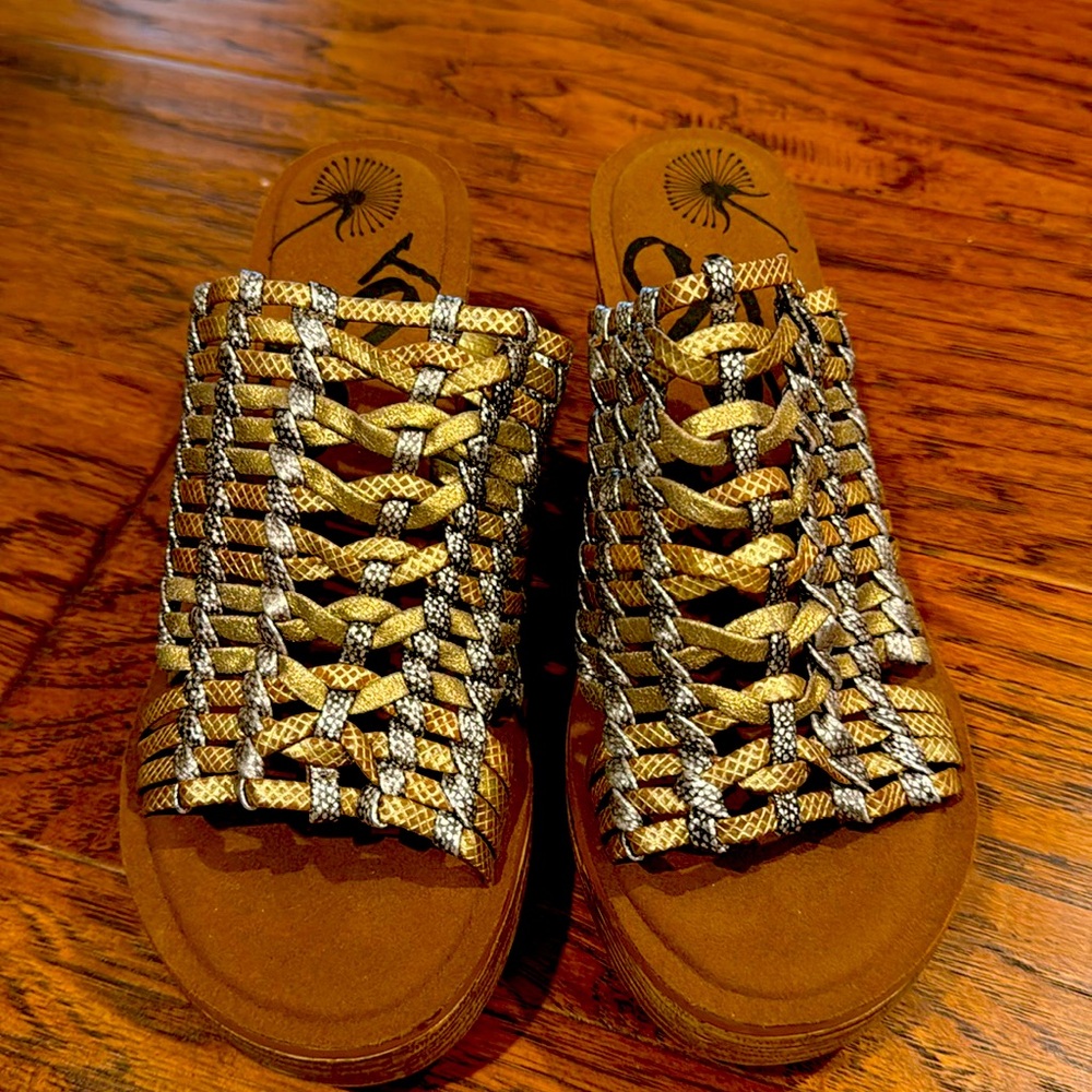 Cute OTBT wedge metallic gold and silver size 9. Worn a few times.